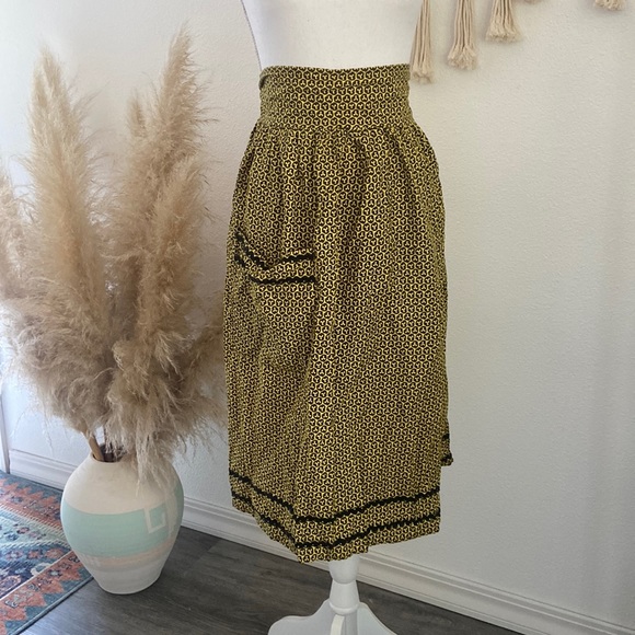 Vintage half apron yellow black smock rikrak ribbon kitchen home cooking 60s 70s - Picture 2 of 15